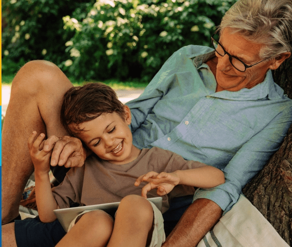 Un père et son fils protégés par une assurance automobile