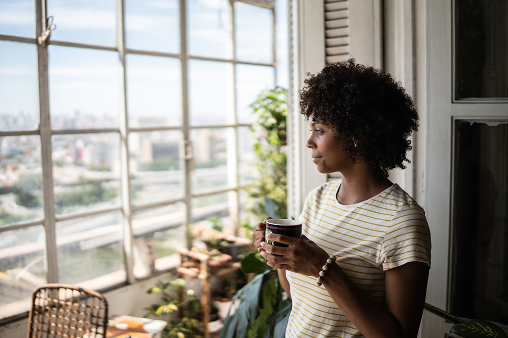 femme regardant par la fenêtre